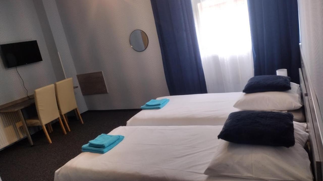 Hotelik Mona-Pokoje Z Lazienkami แอลบลอง ภายนอก รูปภาพ
