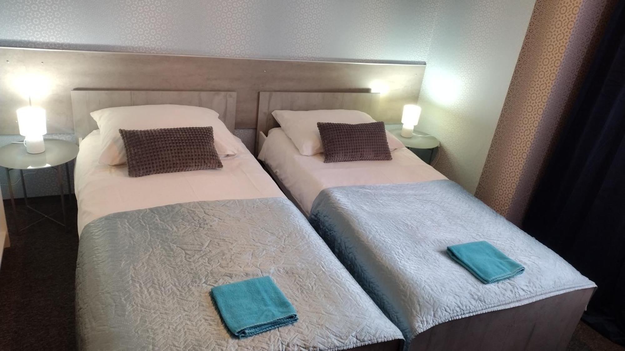 Hotelik Mona-Pokoje Z Lazienkami แอลบลอง ภายนอก รูปภาพ